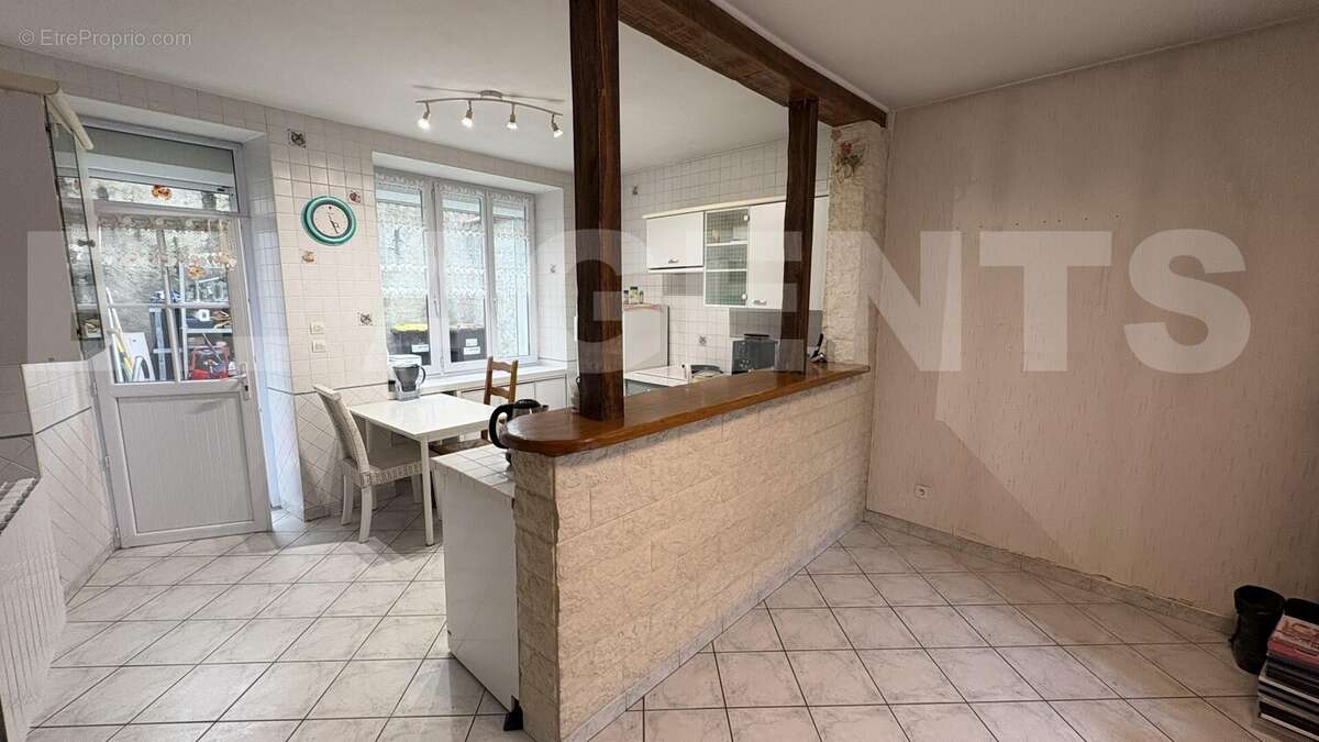 IMG_4948 - Commerce à AUNEAU