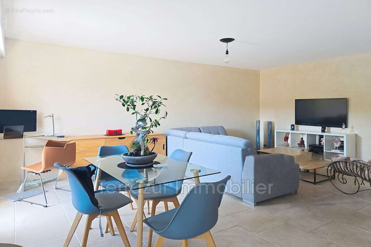 Appartement à VALLAURIS