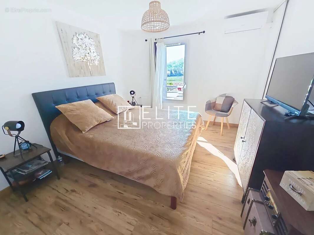 Appartement à LA ROQUETTE-SUR-SIAGNE
