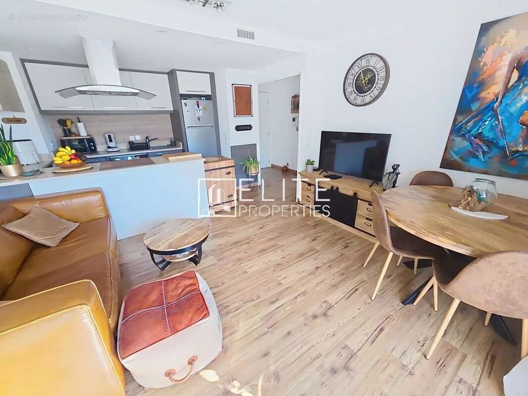 Appartement à LA ROQUETTE-SUR-SIAGNE