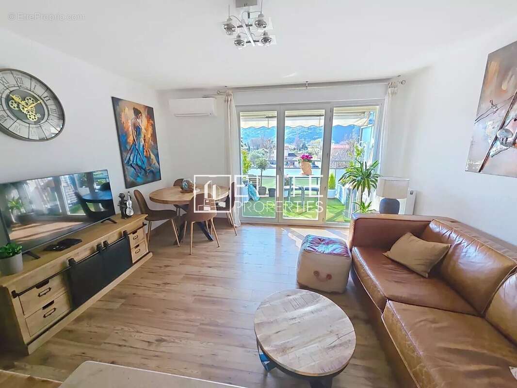 Appartement à LA ROQUETTE-SUR-SIAGNE