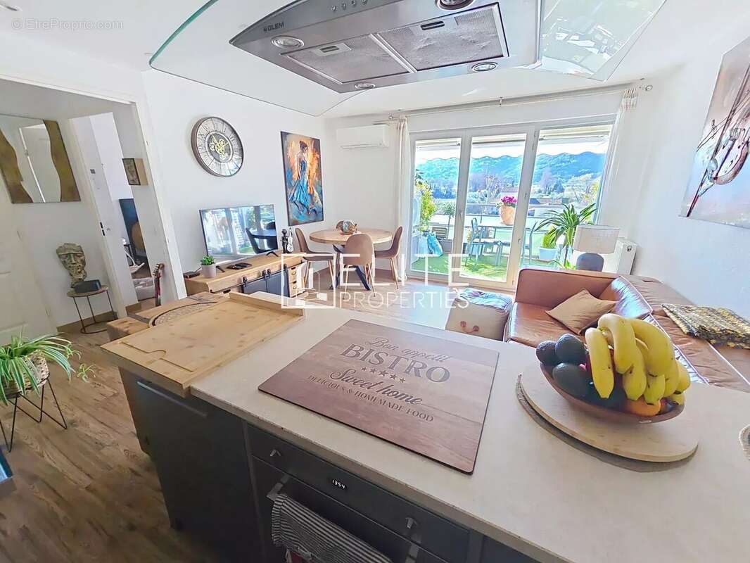 Appartement à LA ROQUETTE-SUR-SIAGNE