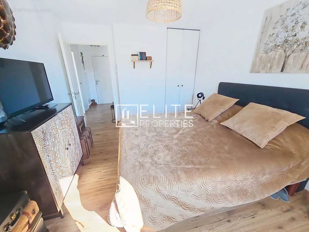 Appartement à LA ROQUETTE-SUR-SIAGNE