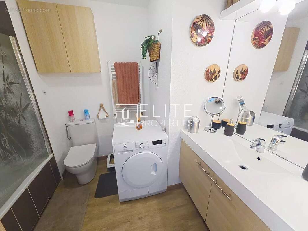 Appartement à LA ROQUETTE-SUR-SIAGNE