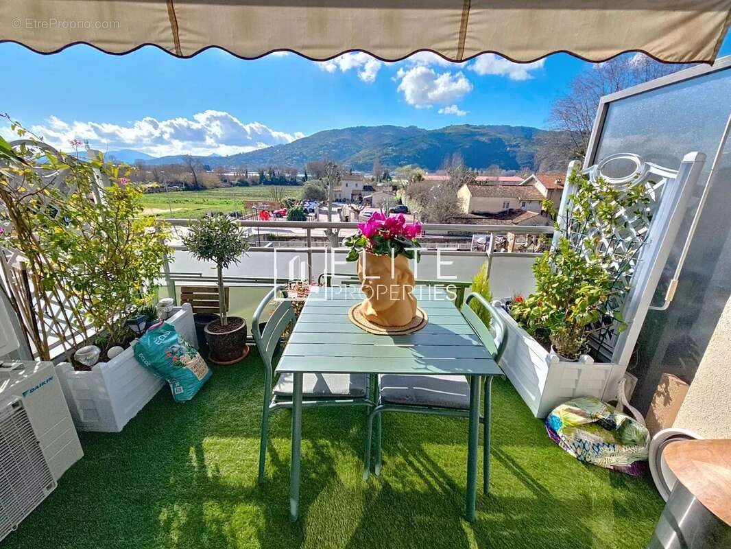 Appartement à LA ROQUETTE-SUR-SIAGNE