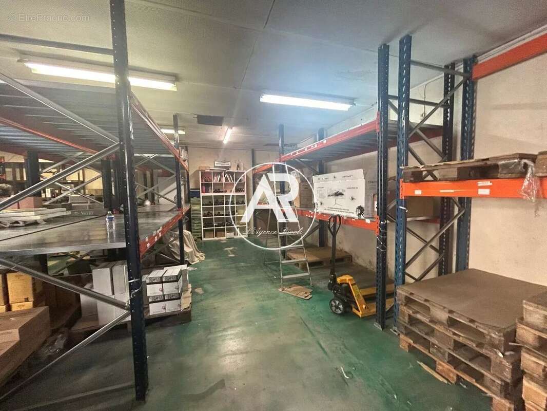 Commerce à L&#039;ESCARENE