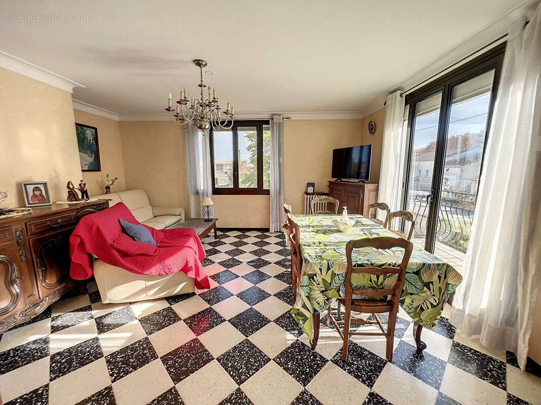 Maison à LE PUY-SAINTE-REPARADE