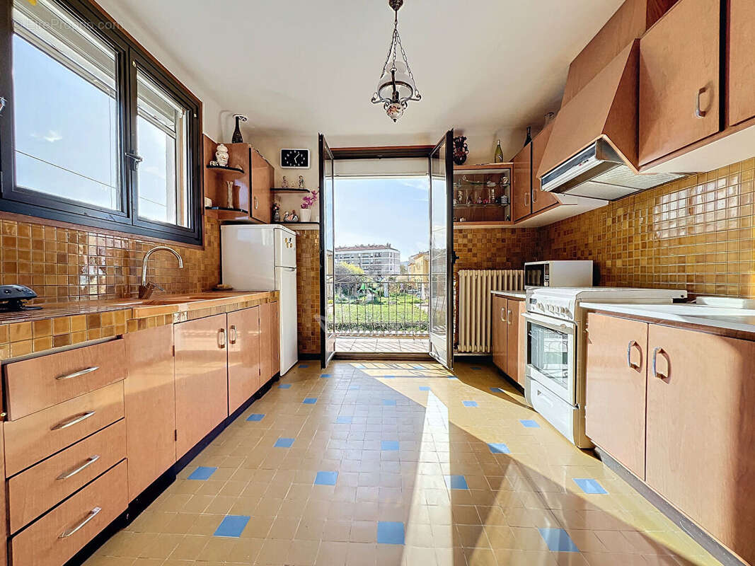 Maison à LE PUY-SAINTE-REPARADE