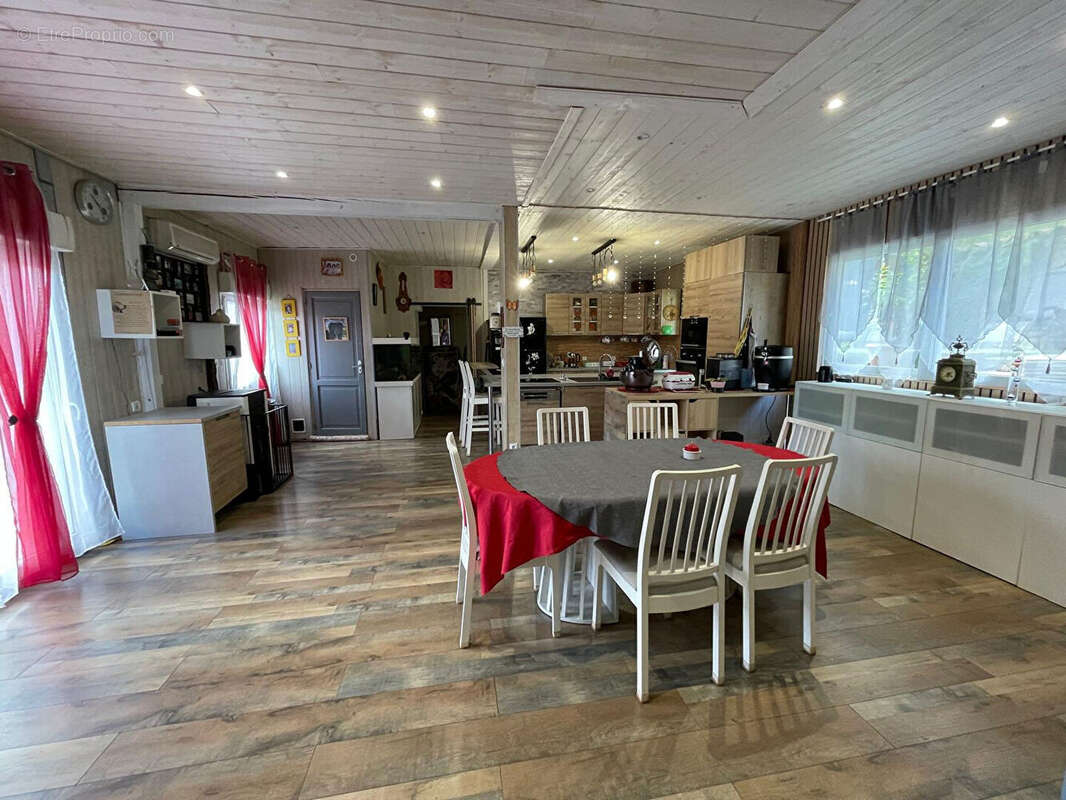 Maison à SAINT-CHRISTO-EN-JAREZ