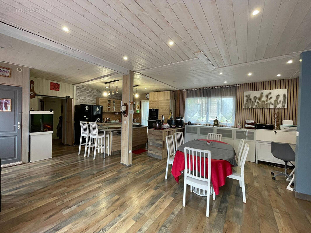 Maison à SAINT-CHRISTO-EN-JAREZ