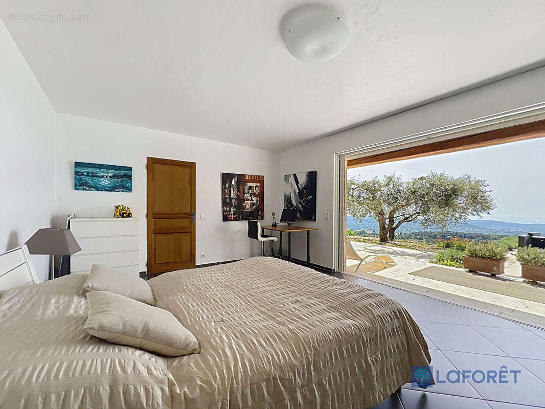 Maison à CHATEAUNEUF-GRASSE