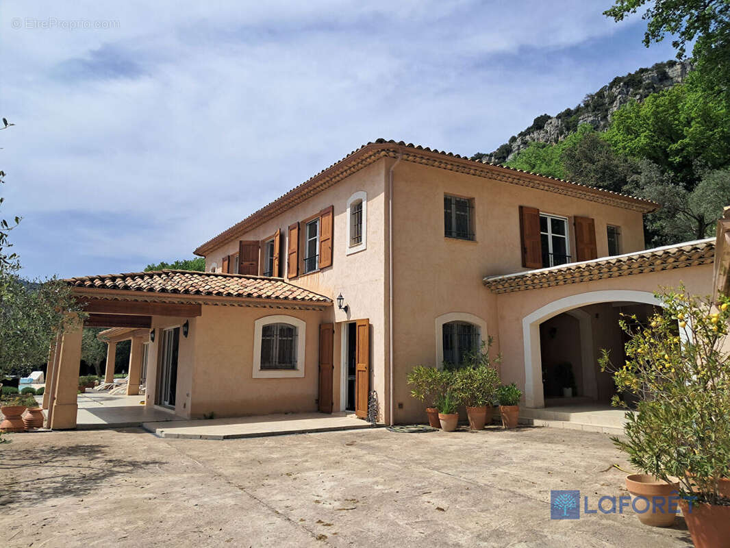 Maison à CHATEAUNEUF-GRASSE