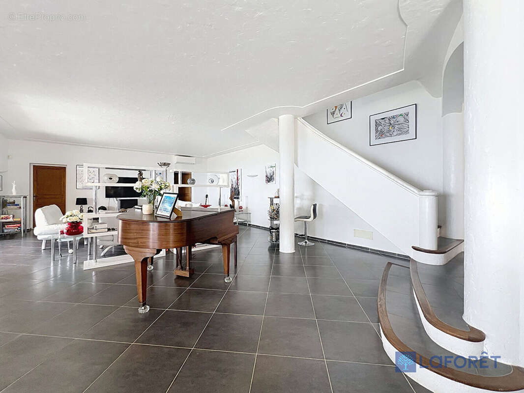 Maison à CHATEAUNEUF-GRASSE