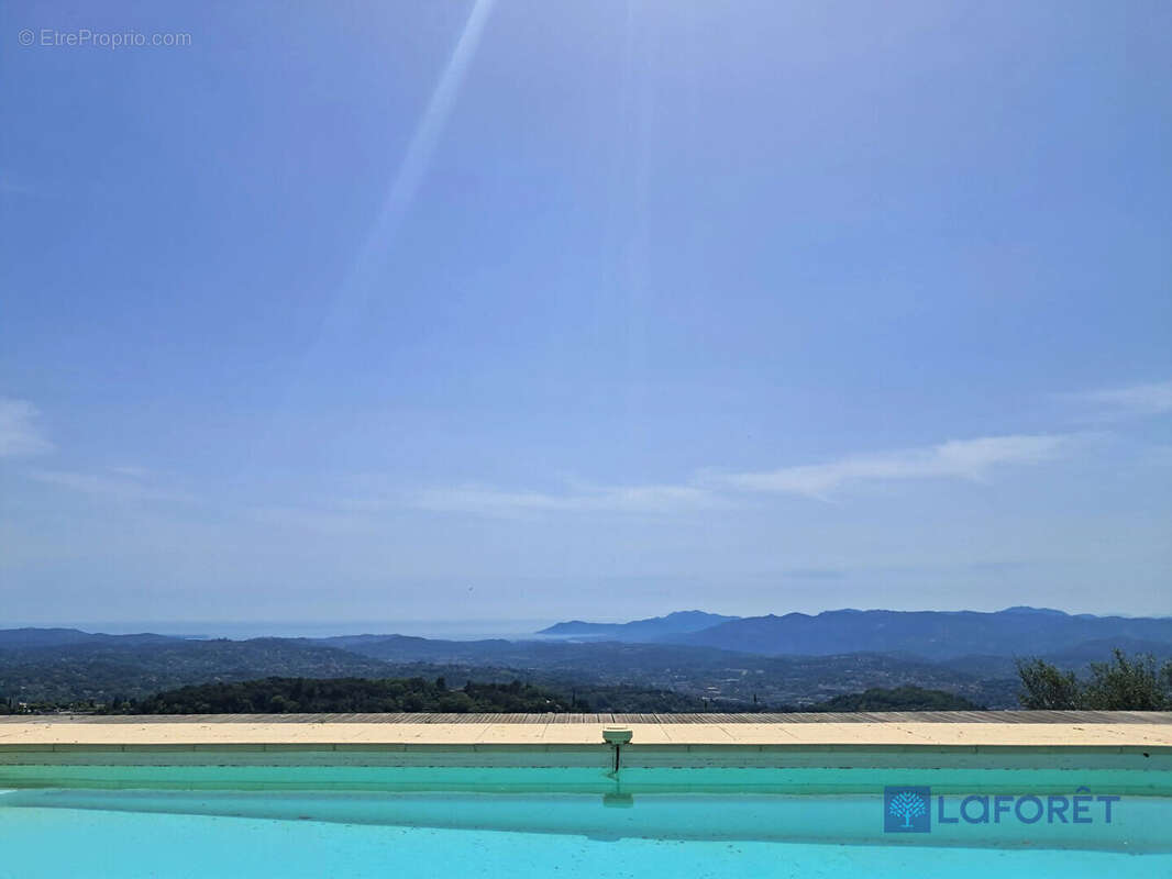 Maison à CHATEAUNEUF-GRASSE