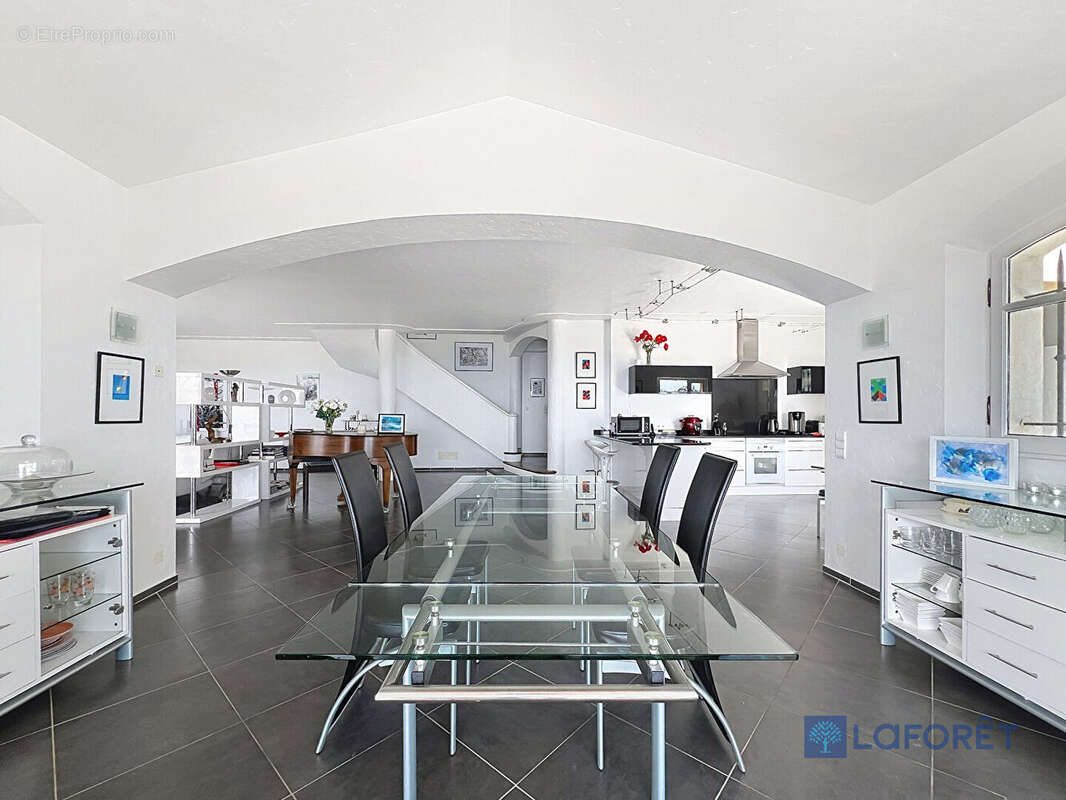 Maison à CHATEAUNEUF-GRASSE