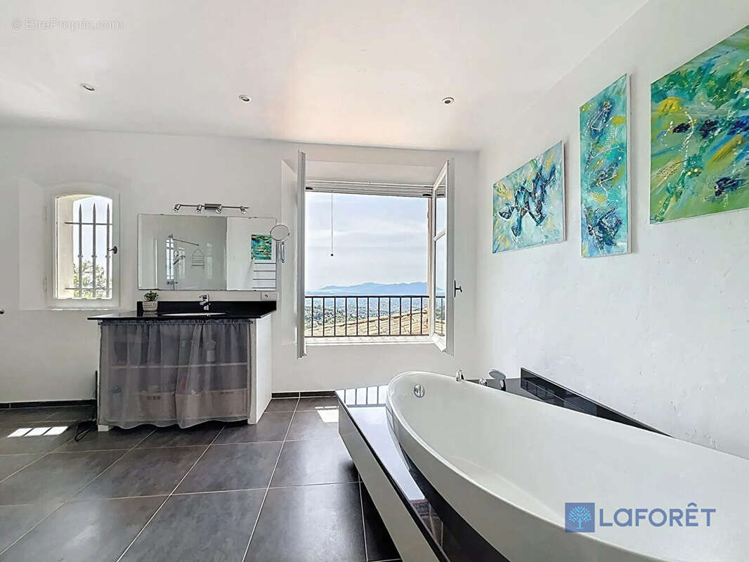 Maison à CHATEAUNEUF-GRASSE