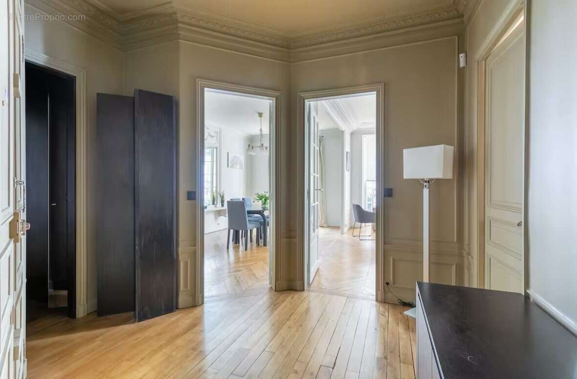 Appartement à PARIS-16E