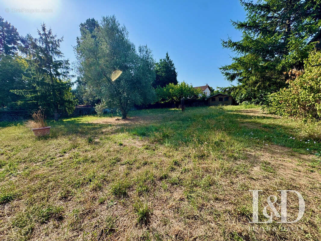 Terrain constructible de 700 m²  - Appartement à TOURNON-SUR-RHONE