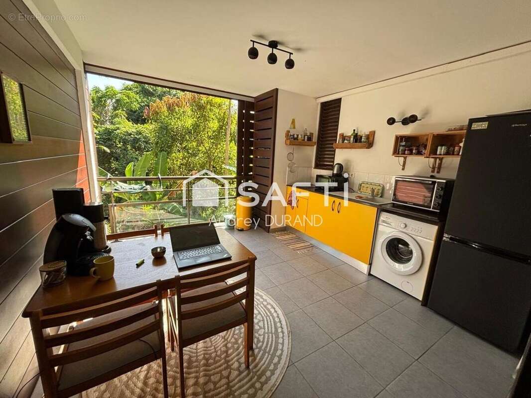 Photo 2 - Appartement à REMIRE-MONTJOLY