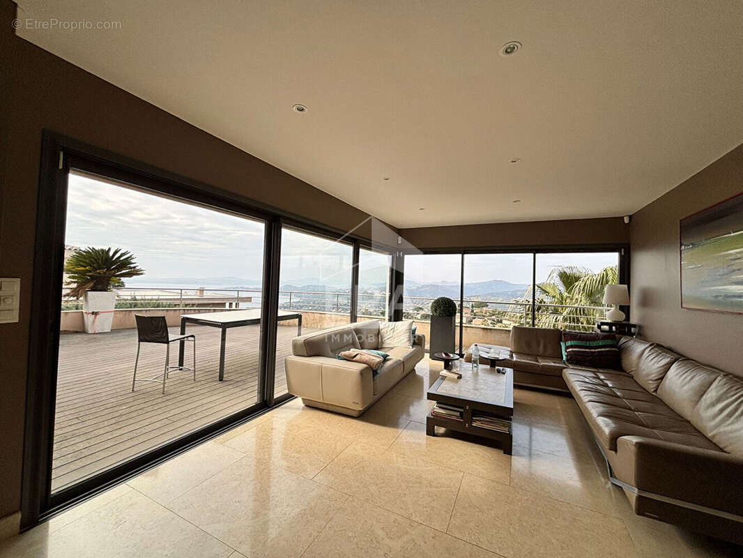 Maison à ROQUEBRUNE-SUR-ARGENS