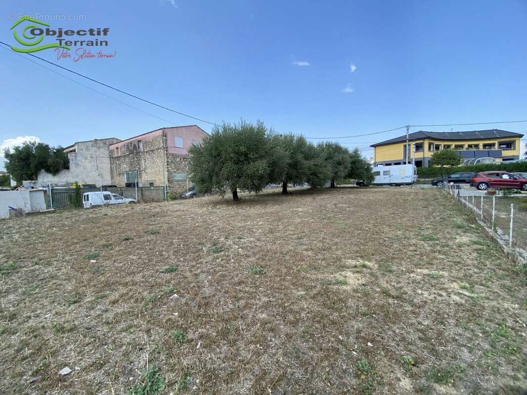 Terrain à POUZOLLES