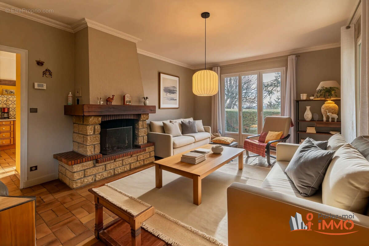 Maison à LA TOUR-DE-SALVAGNY