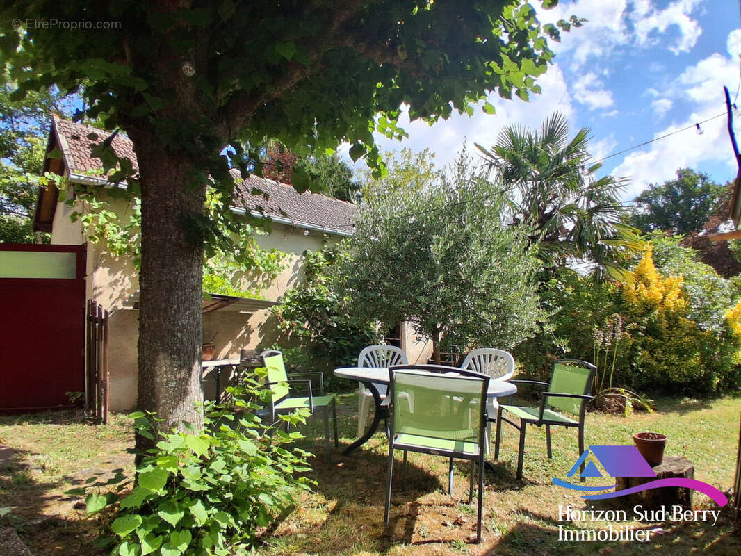 jardin à l&#039;arrière - Maison à ORSENNES