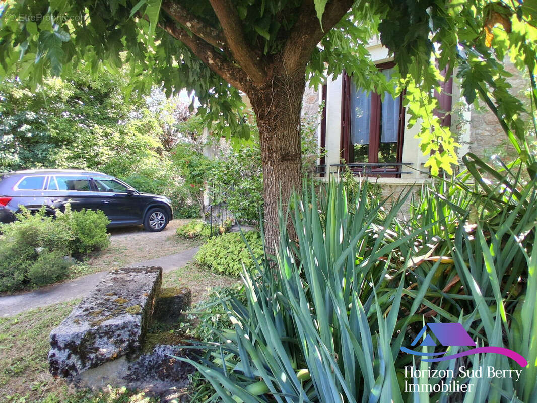 vue de devant coté rue - Maison à ORSENNES