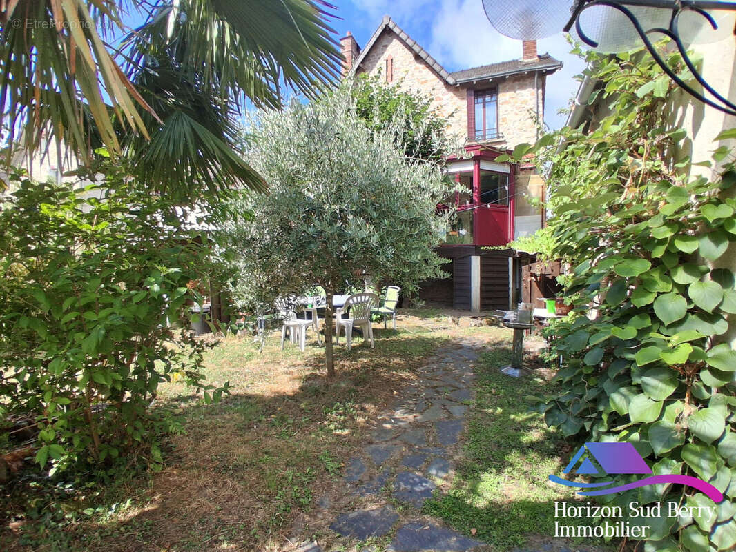 vue du fond du jardin - Maison à ORSENNES