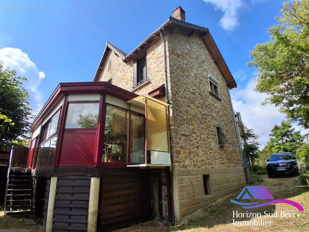 vue du terrain devant garage - Maison à ORSENNES