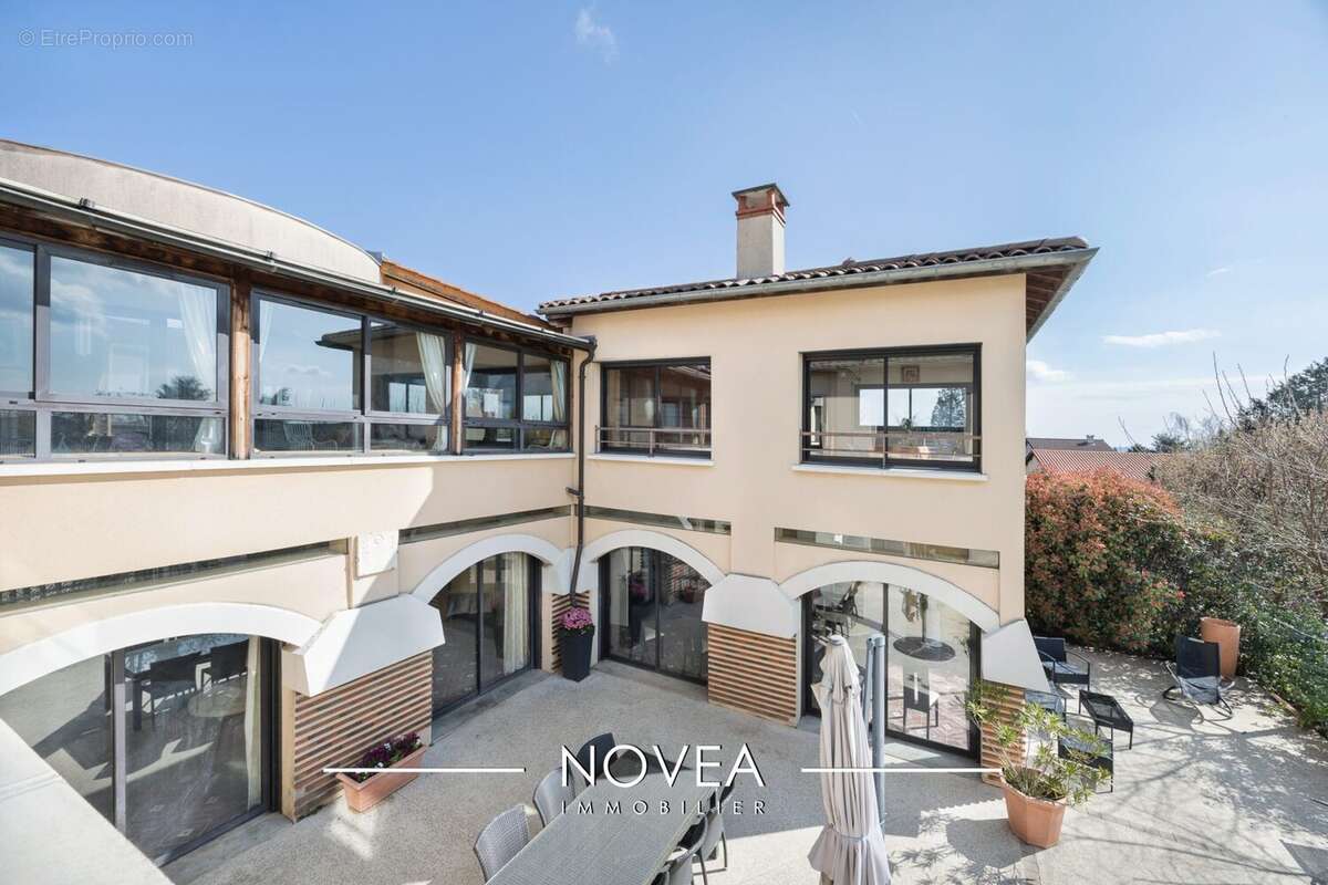 Maison à GREZIEU-LA-VARENNE