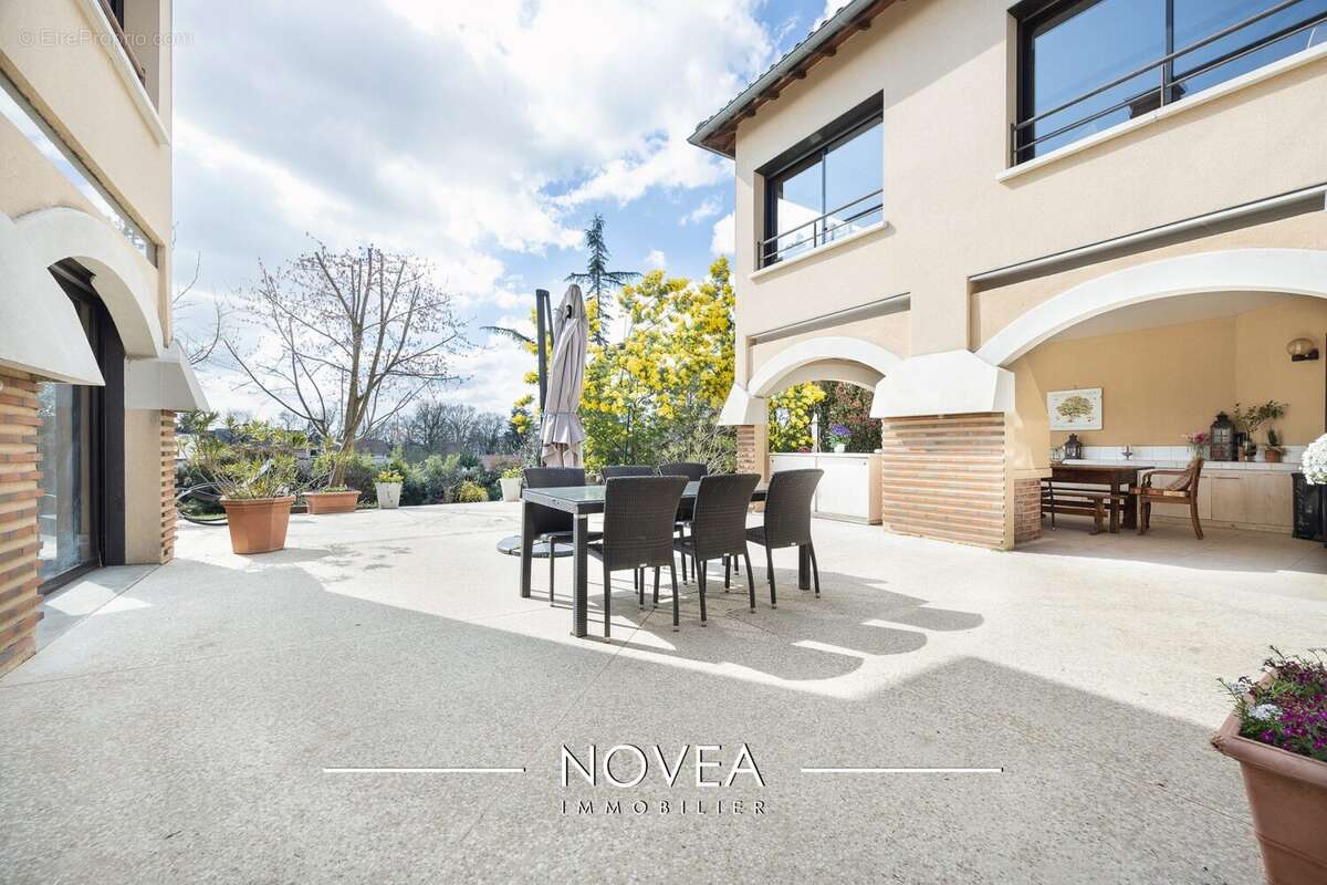 Maison à GREZIEU-LA-VARENNE