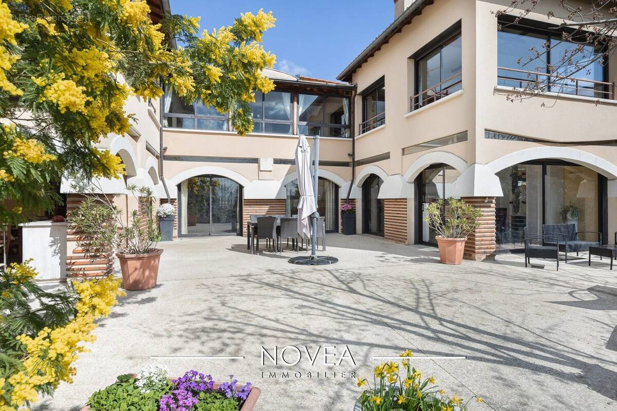 Maison à GREZIEU-LA-VARENNE