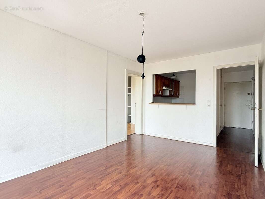 Autre vue séjour - accés Chambre 2 - Entrée - Appartement à STRASBOURG