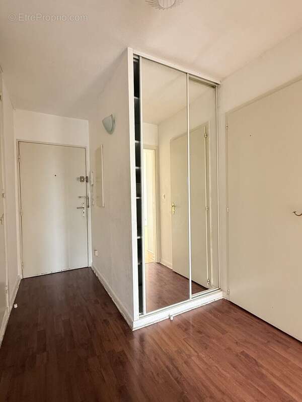 Dégagement Entrée avec placard mural - Appartement à STRASBOURG