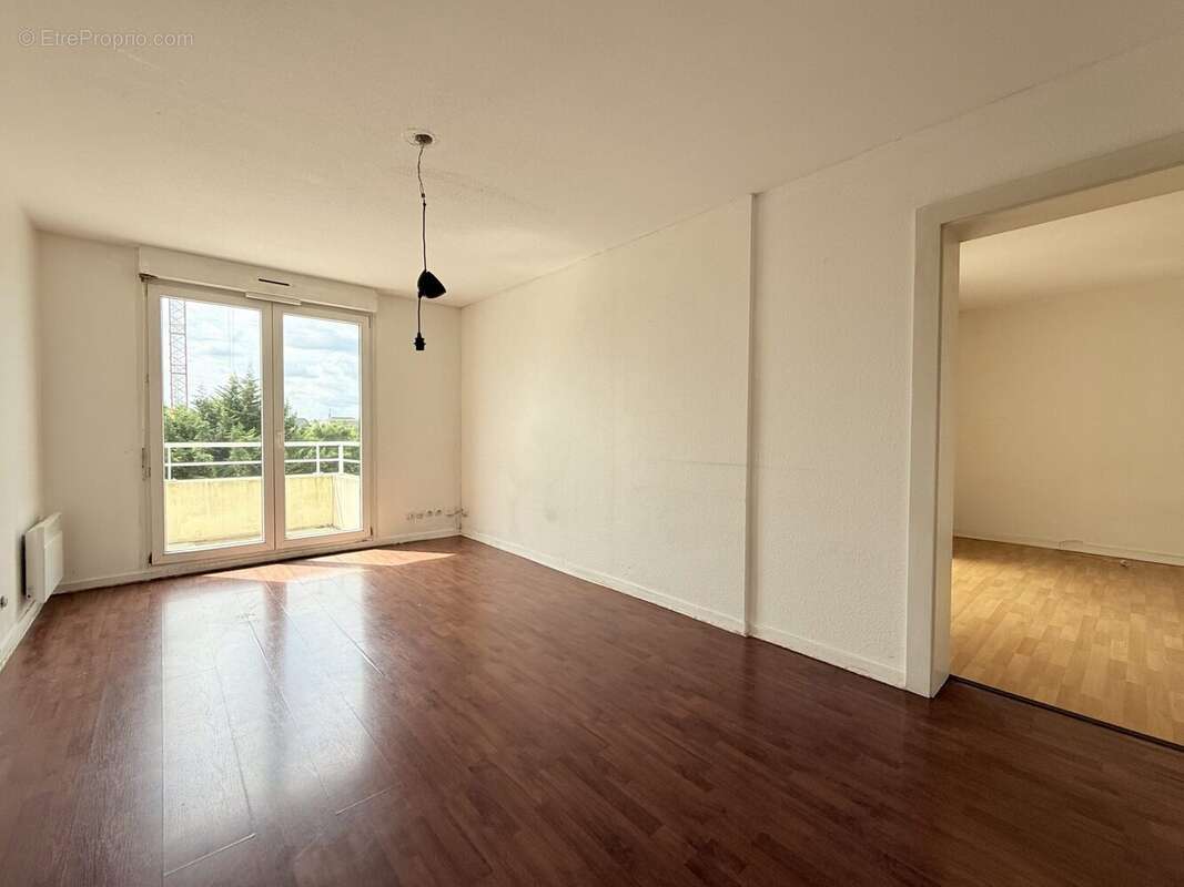 Séjour - 16.30m² - accés grand Balcon  - Appartement à STRASBOURG