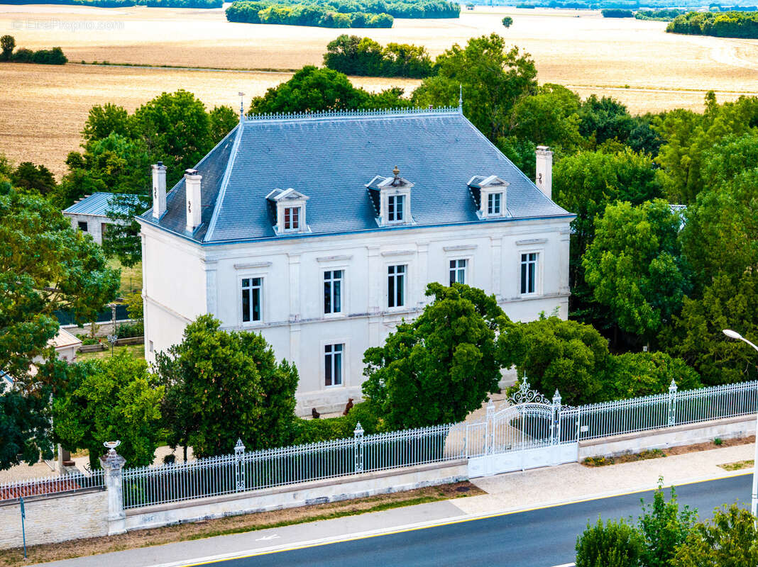 Maison à SAINT-JEAN-D'ANGELY