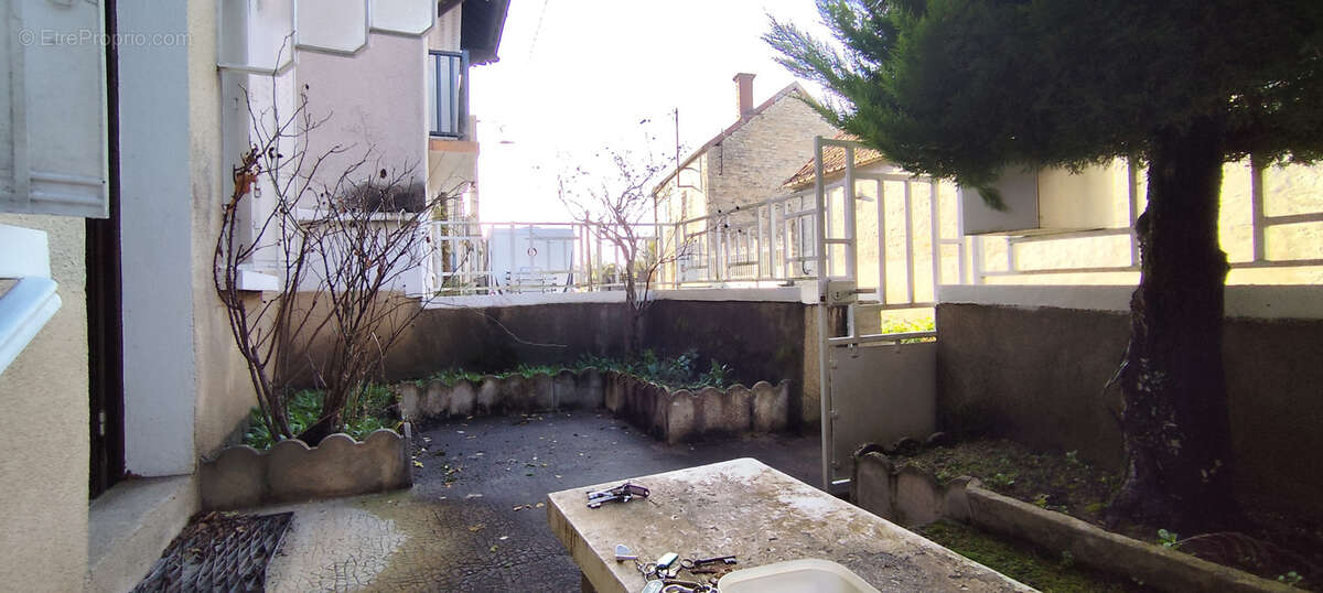 Maison à CRUZY-LE-CHATEL