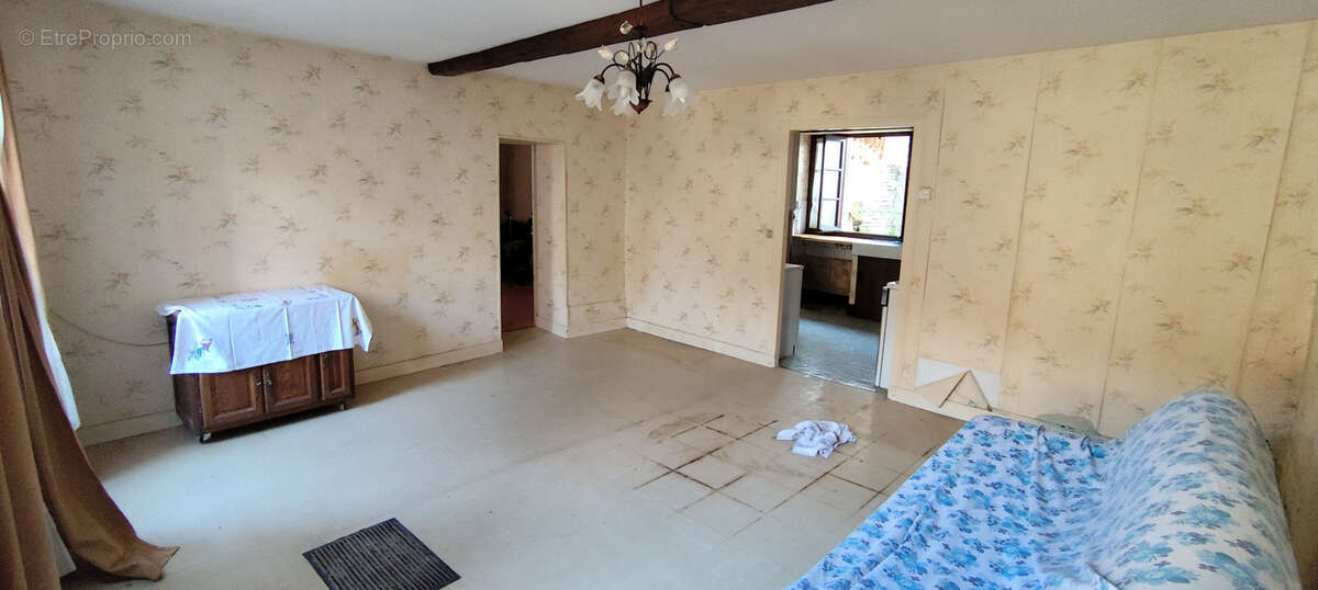 Maison à CRUZY-LE-CHATEL