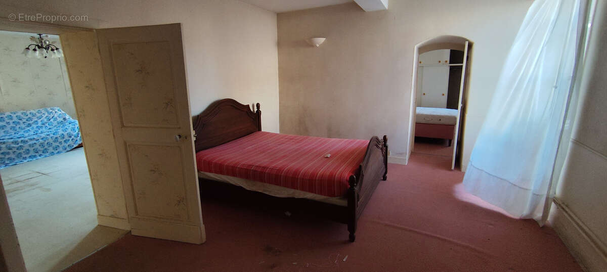 Maison à CRUZY-LE-CHATEL