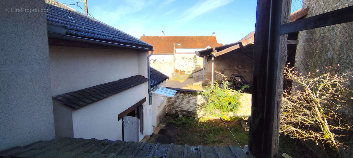 Maison à CRUZY-LE-CHATEL