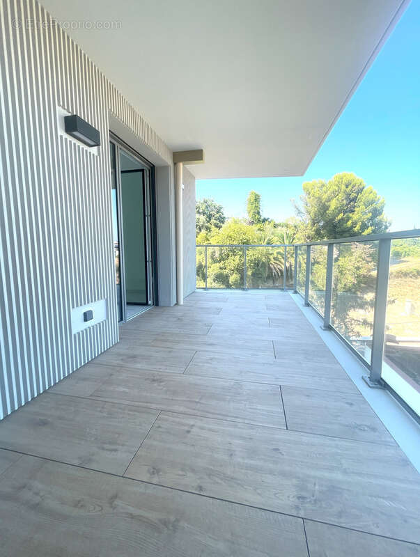 Appartement à SAINT-LAURENT-DU-VAR