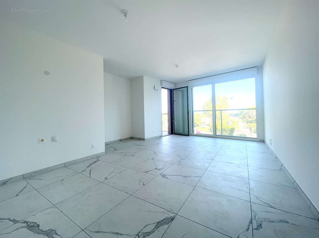 Appartement à SAINT-LAURENT-DU-VAR