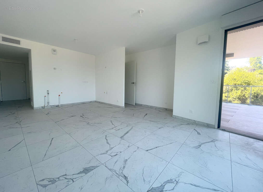 Appartement à SAINT-LAURENT-DU-VAR