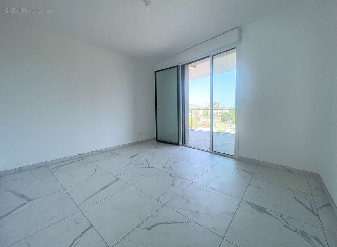 Appartement à SAINT-LAURENT-DU-VAR