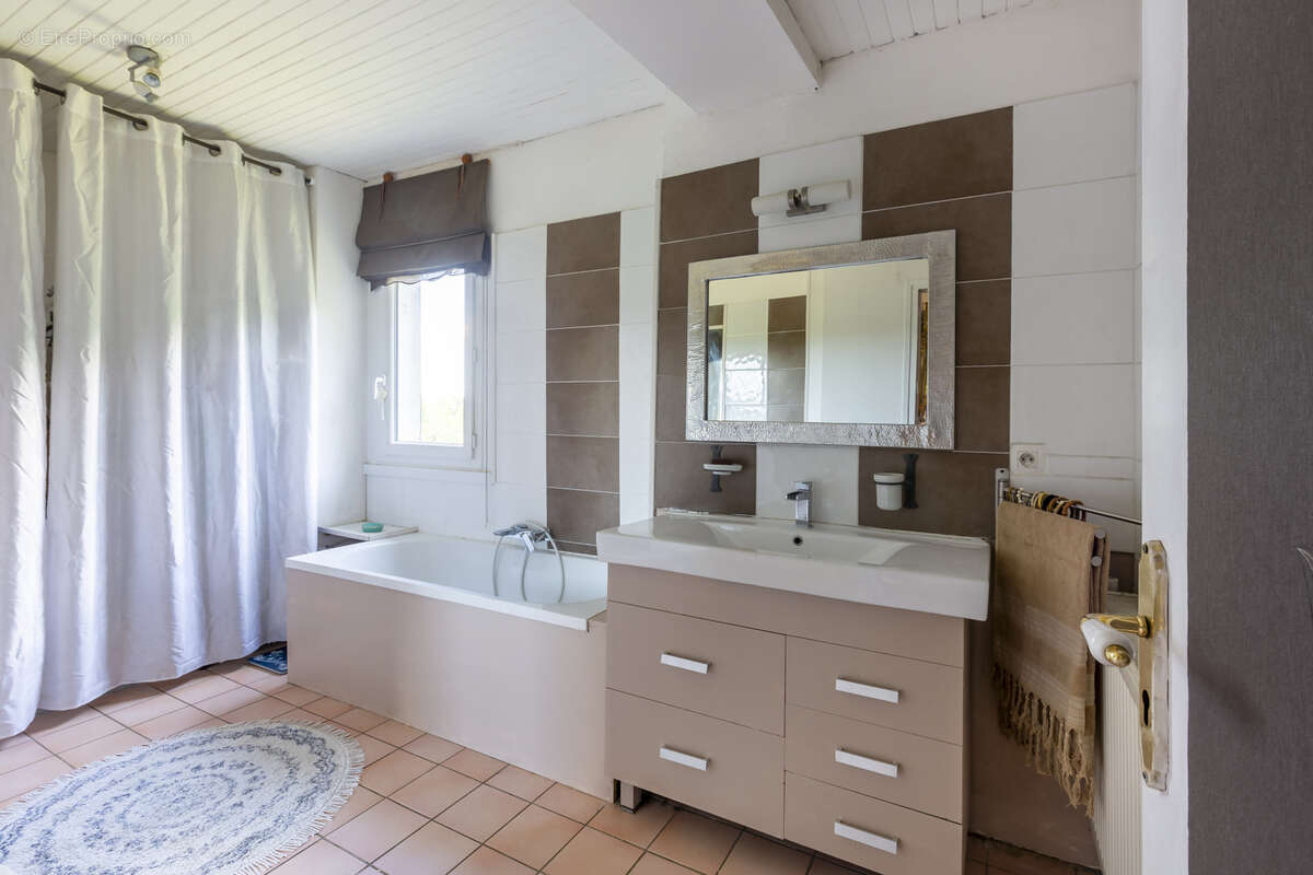 Maison à LA BATIE-DIVISIN