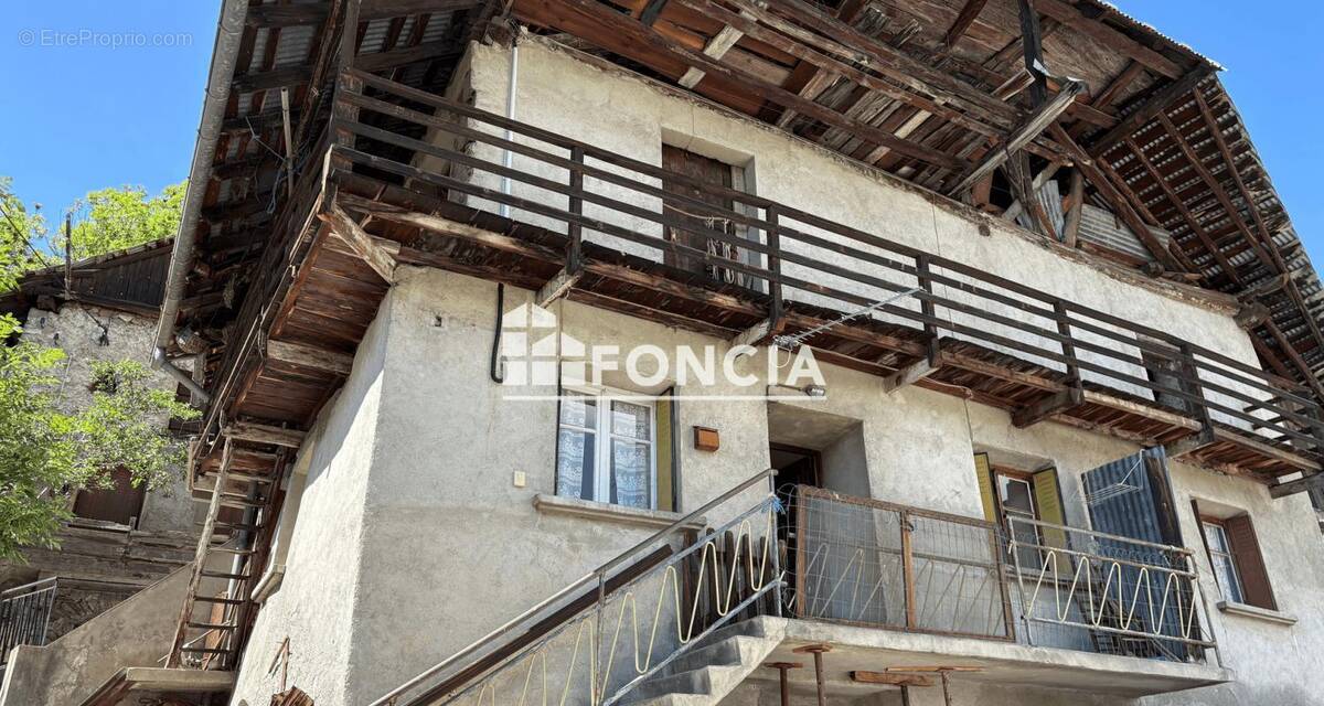 Maison à SAINT-MARTIN-DE-QUEYRIERES