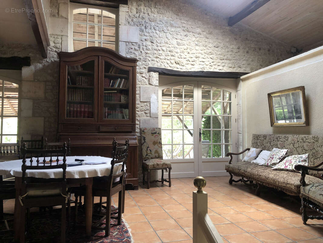 Maison à BARBEZIEUX-SAINT-HILAIRE