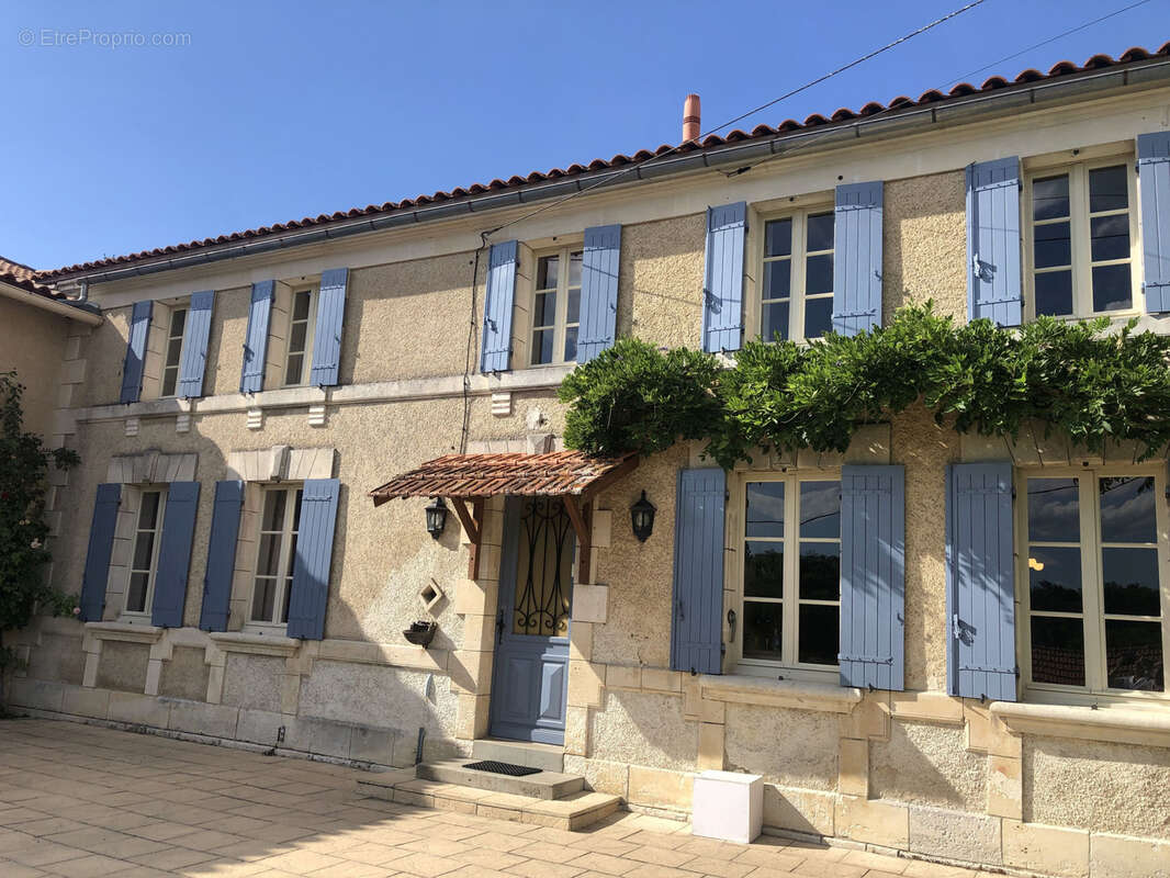 Maison à BARBEZIEUX-SAINT-HILAIRE