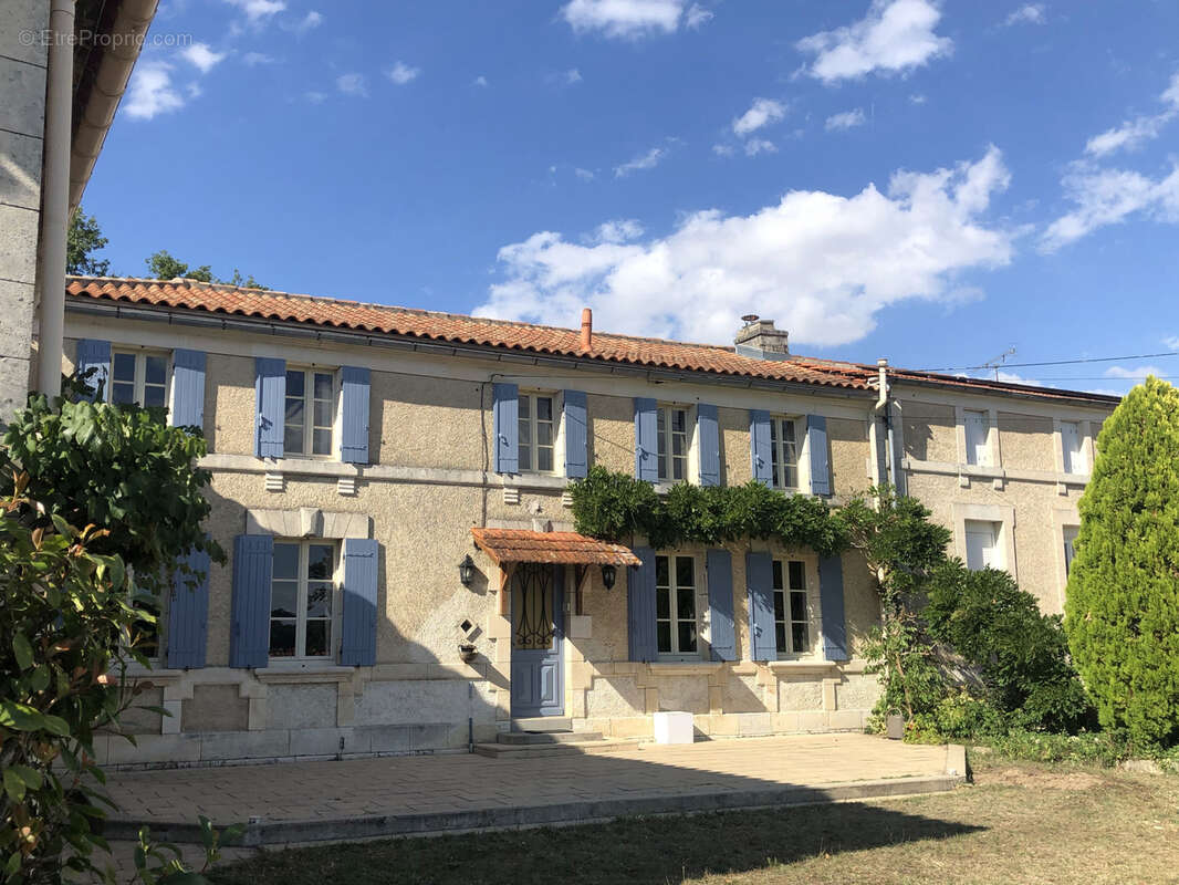 Maison à BARBEZIEUX-SAINT-HILAIRE